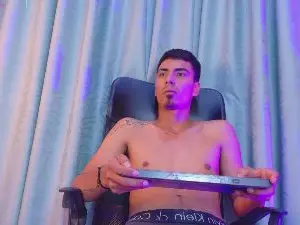 Cam4 Free Live Porn of Axel_saenzz