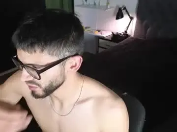 Chaturbate Live Sex Cam of phantom_bigger1