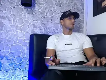 Stripchat Live Sex Cam of Chris_Dick23